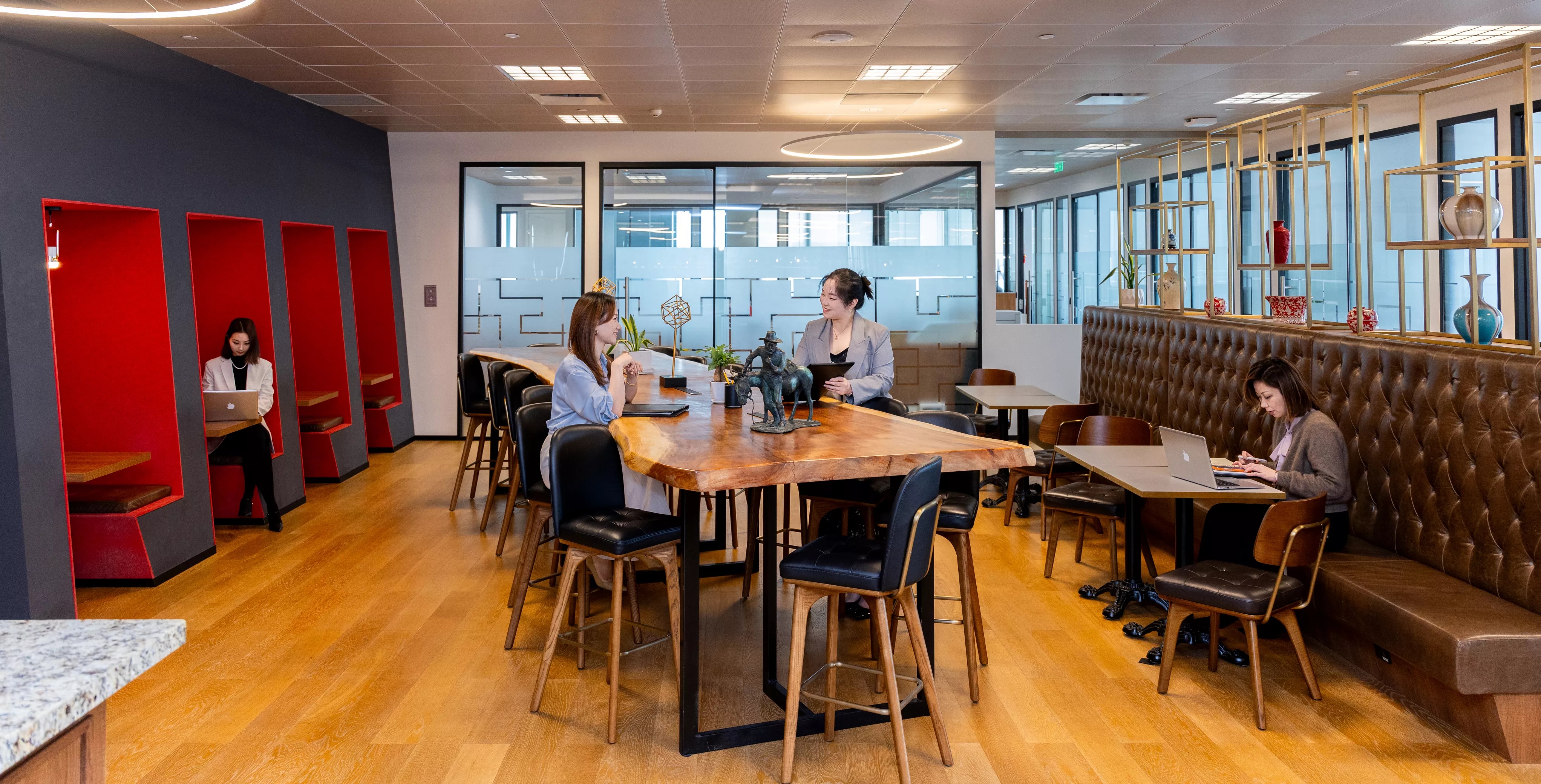 位于上海博华广场的世服宏图共享办公区设有开放式协作会议区，营造高效交流氛围。